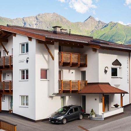 Апартаменты Ladis Living Экстерьер фото