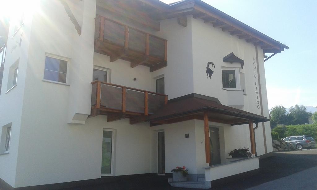 Апартаменты Ladis Living Экстерьер фото