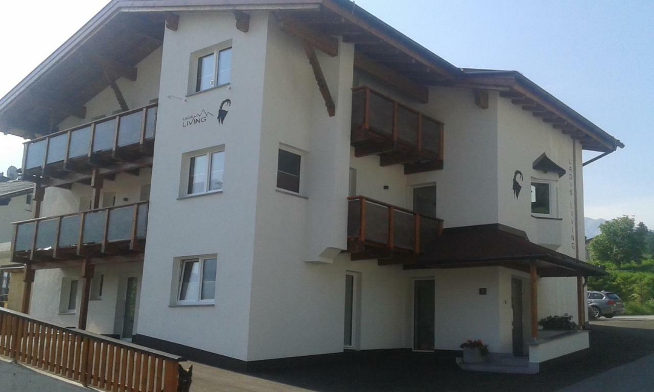 Апартаменты Ladis Living Экстерьер фото